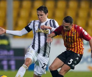 epa08849647 Juventus' Federico Chiesa and Benevento's Gaetano Letizia (R) in action during the Italian Serie A soccer match Benevento Calcio vs Juventus FC at Ciro Vigorito stadium in Benevento, Italy, 28 November 2020.  EPA/MARIO TADDEO