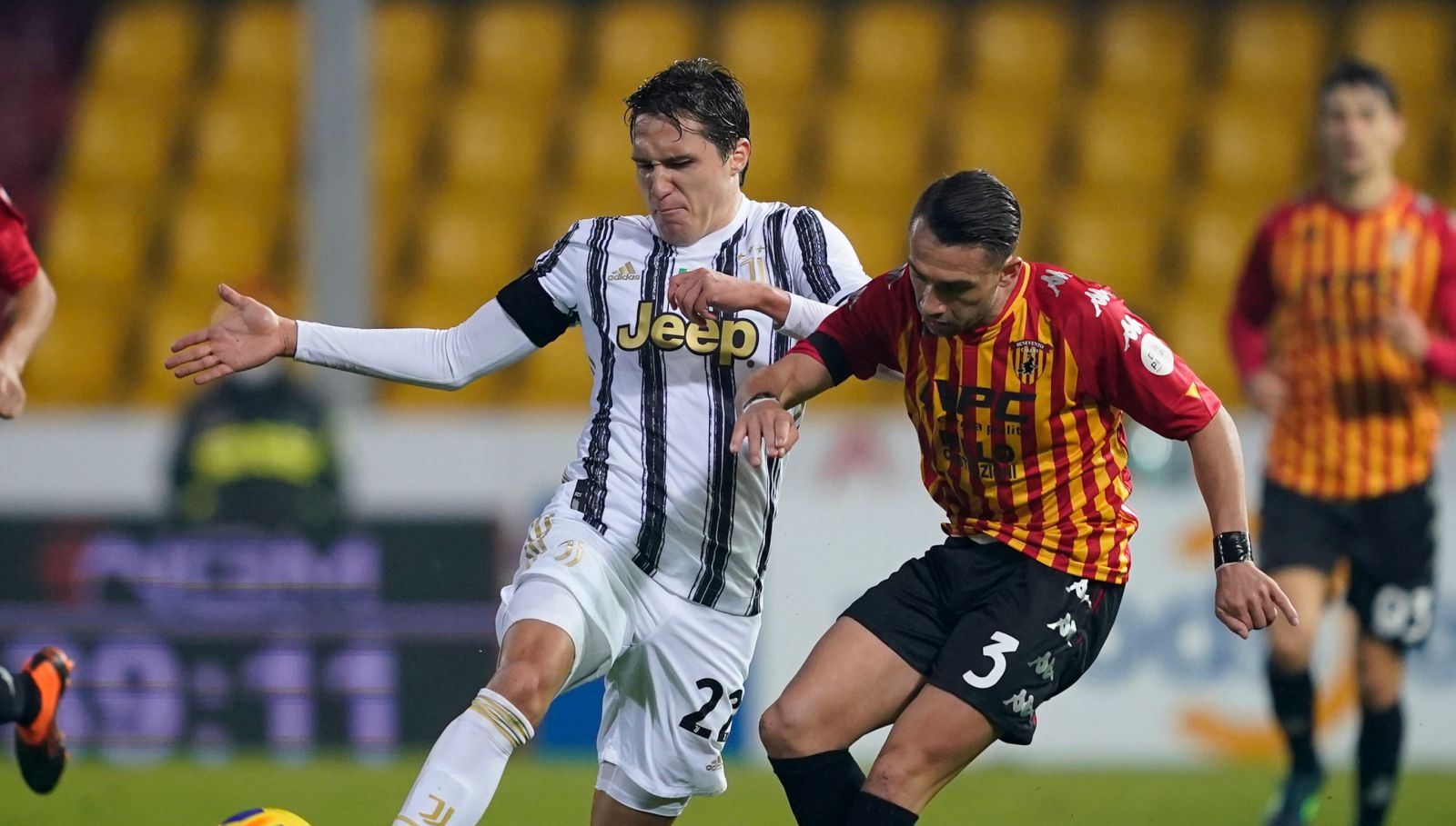 epa08849647 Juventus' Federico Chiesa and Benevento's Gaetano Letizia (R) in action during the Italian Serie A soccer match Benevento Calcio vs Juventus FC at Ciro Vigorito stadium in Benevento, Italy, 28 November 2020.  EPA/MARIO TADDEO