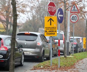 01.11.2020.,  Zagreb  - Drive-in testiranje na koronavirus u Nastavnom zavodu za javno zdravstvo Andrija Stampar. 
Novi rekord u Zagrebu: 924 novih slucajeva COVID-19. U u Nastavnom zavodu za javno zdravstvo Andrija Stampar pozitivno 42 % svih testiranih.
Photo: Igor Kralj/PIXSELL