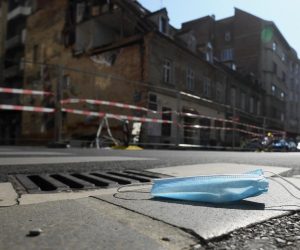 02.10.2020., Zagreb - Nekad su se maske jedva kupovale jer je bila nestasica zbog pandemije Covid-19, a danas su maske na podu ulice i ljudi ne mare za okolis.  Photo: Marko Lukunic/PIXSELL