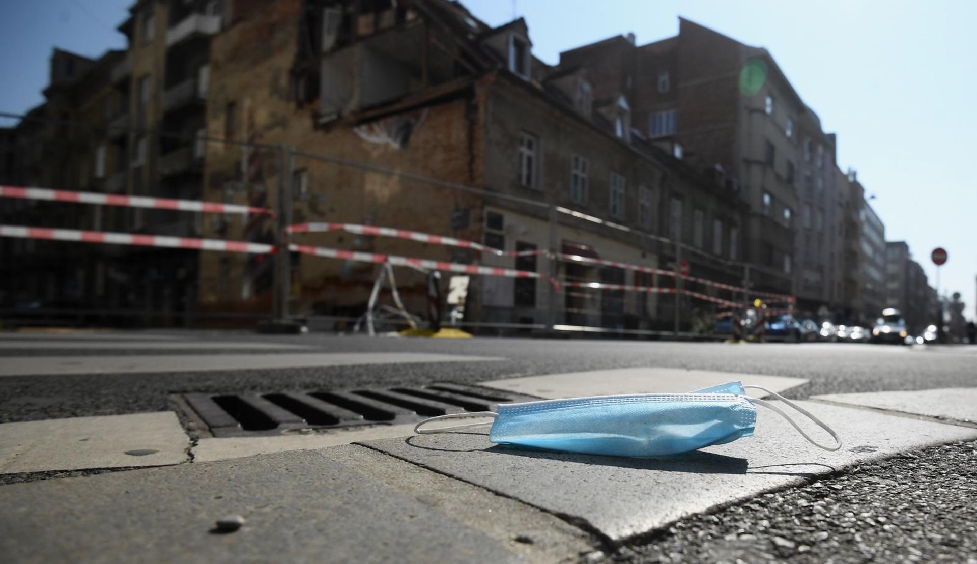 02.10.2020., Zagreb - Nekad su se maske jedva kupovale jer je bila nestasica zbog pandemije Covid-19, a danas su maske na podu ulice i ljudi ne mare za okolis.  Photo: Marko Lukunic/PIXSELL