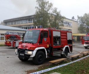 02.11.2020., Zagreb - Intervencija vatrogasaca radi pozara na krovu na Osnovne skole Mato Lovrak u zagrebackoj Dubravi.

Photo: Patrik Macek/PIXSELL