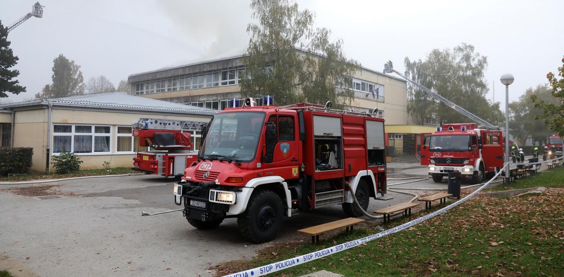 02.11.2020., Zagreb - Intervencija vatrogasaca radi pozara na krovu na Osnovne skole Mato Lovrak u zagrebackoj Dubravi.

Photo: Patrik Macek/PIXSELL