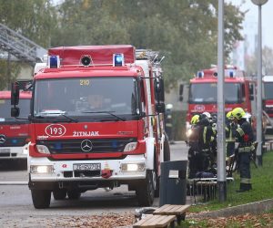 02.11.2020., Zagreb -  Intervencija vatrogasaca radi pozara na krovu na Osnovne skole Mato Lovrak u zagrebackoj Dubravi.
Photo: Matija Habljak/PIXSELL