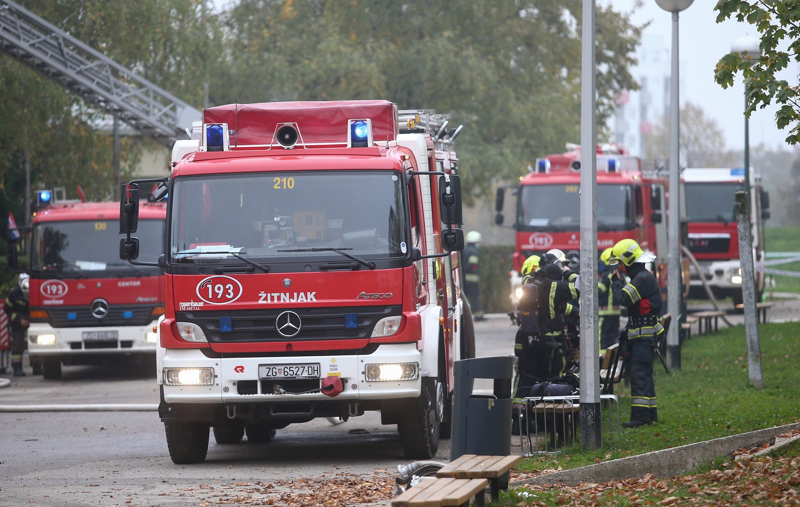 02.11.2020., Zagreb -  Intervencija vatrogasaca radi pozara na krovu na Osnovne skole Mato Lovrak u zagrebackoj Dubravi.
Photo: Matija Habljak/PIXSELL