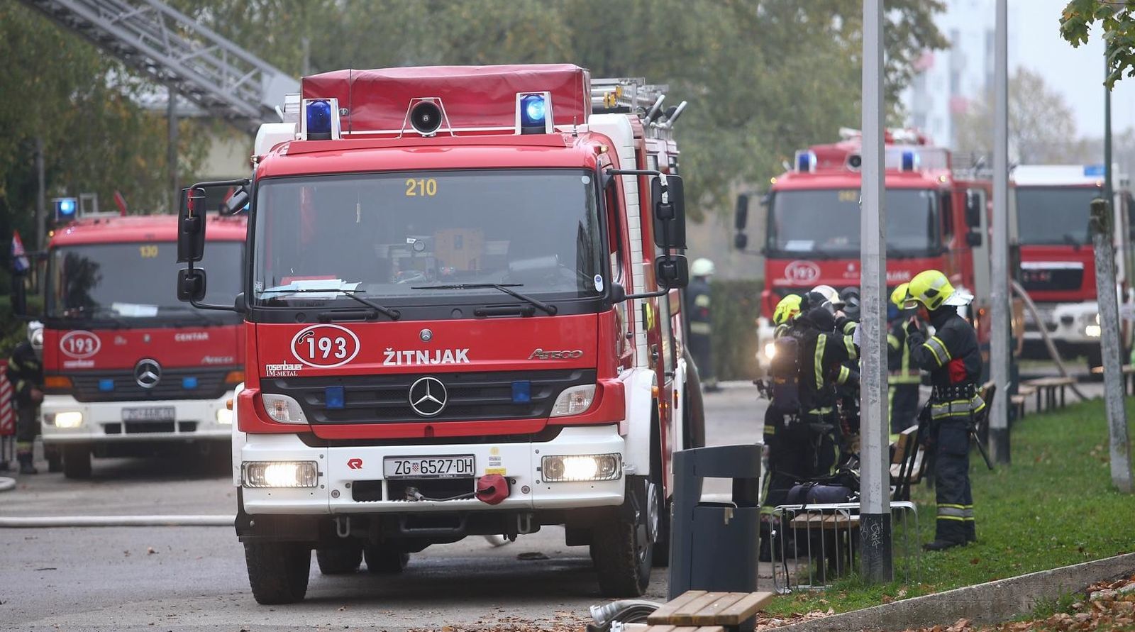 02.11.2020., Zagreb -  Intervencija vatrogasaca radi pozara na krovu na Osnovne skole Mato Lovrak u zagrebackoj Dubravi.
Photo: Matija Habljak/PIXSELL