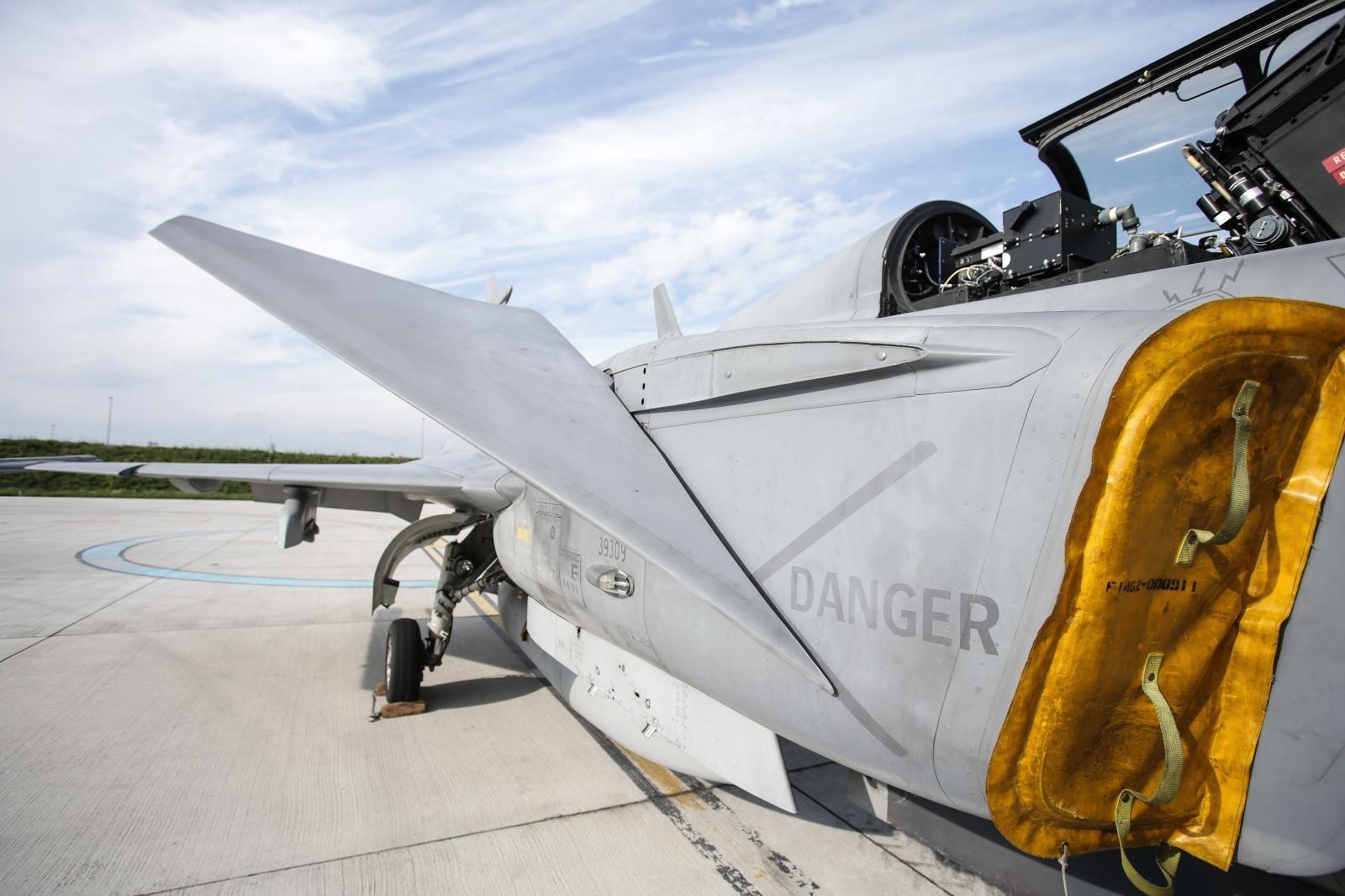 03.05.2017., Zagreb - Ministar obrane Damir Krsticevic sa suradnicima razgledao avion JAS 39 C Gripen madjarskog zrakoplovstva i simulator leta u vojarni Pukovnik Marko Zivkovic na Plesu.  Photo: Petar Glebov/PIXSELL