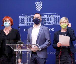 04.11.2020., Zagreb - Na konferenciji za medije Kluba zastupnika zeleno lijevog bloka odrzanoj u Saboru o temi: "Predstavljanje prijedloga Kluba zastupnika zeleno lijevog bloka o promjeni modela upravljanja krizom uzrokovanom koronavirusom" govorili su Sandra Bencic, Rada Boric i Tomislav Tomasevic. 
Photo: Patrik Macek/PIXSELL