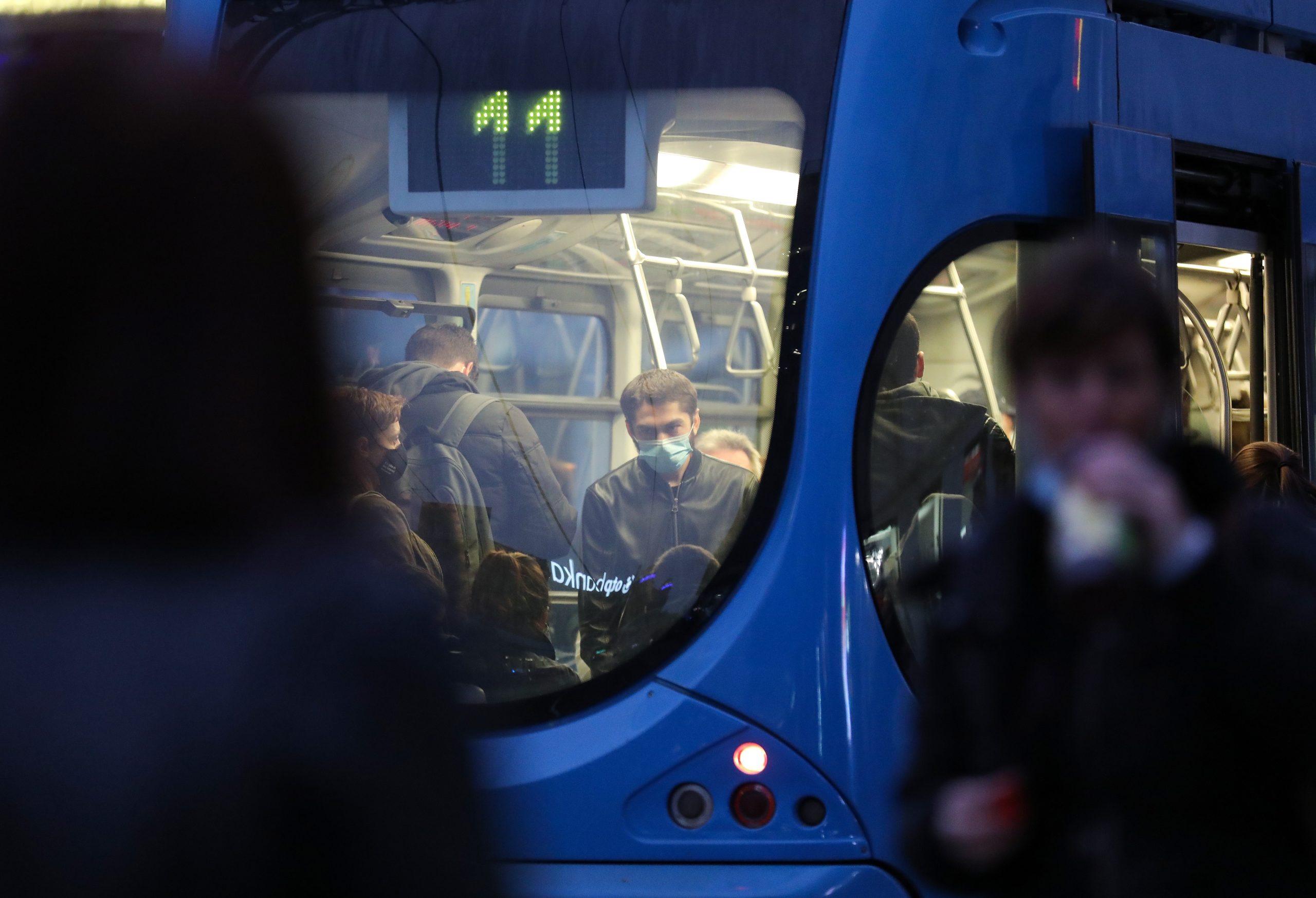 04.11.2020., Zagreb - Kako raste broj zarazenih koronavirusom tako sve veci broj gradjana nosi maske i na otvorenom a raste i broj grafita o maskama koje su nam postale svakodnevnica.
Photo: Emica Elvedji/PIXSELL