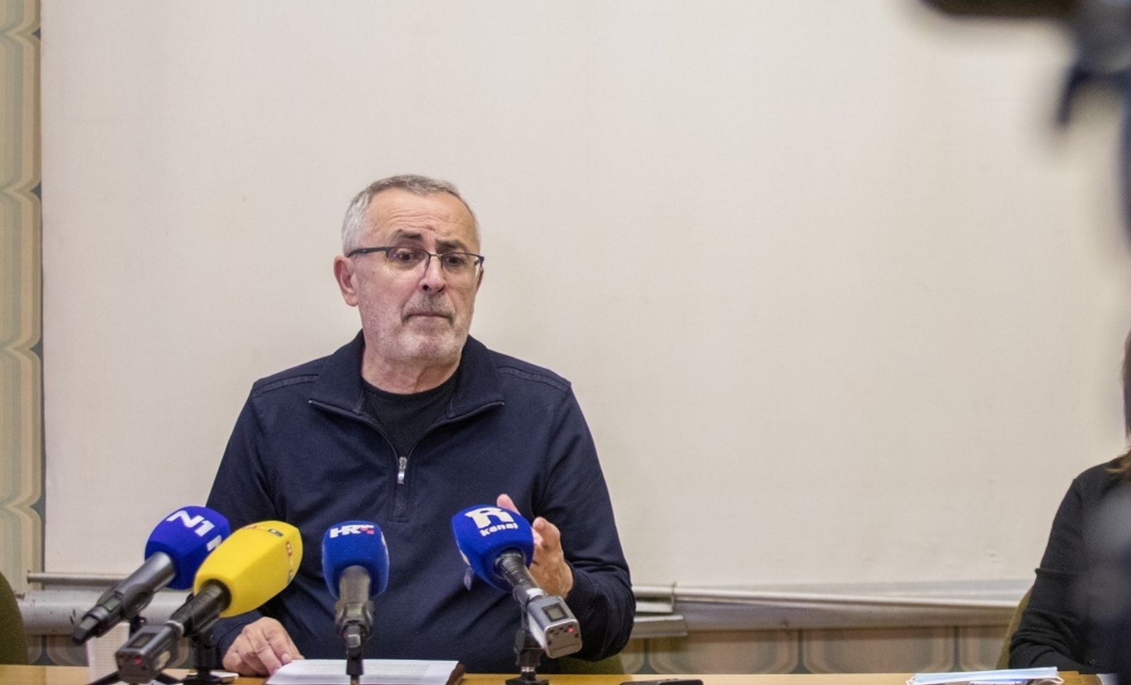 5.10.2020., Rijeka -  Sindikat zaposlenika u hrvatskom skolstvu - Preporod odrzao je  konferenciju za medije na temu "Radno-pravni status prosvjetnih radnika u izolaciji i oboljelih od Covida-19". O posljedicama nastave prema A, B, i C modelu na status ucitelja, smanjenju placa, cijepljenju protiv gripe. Predsjednik sindikata Zeljko Stipic Photo:Nel Pavletic/PIXSELL