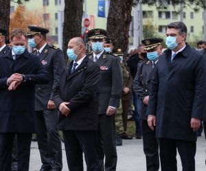 05.11.2020., Zagreb - Predsjednik RH Zoran Milanovic sudjelovao je na obiljezavanju 30. godisnjice ustrojavanja 1. Gardijske brigade Tirgrovi u vojarni  Croatia. Predsjednik Zoran Milanovic , Ministar Tomo Medved i ministar obrane Mario Banozic te clanovi udruge veterana i obitelji poginulih polozili su vijence i zapalili svijece na spomeniku za 367 poginuli pripadnika tigrova. Photo: Zeljko Lukunic/PIXSELL