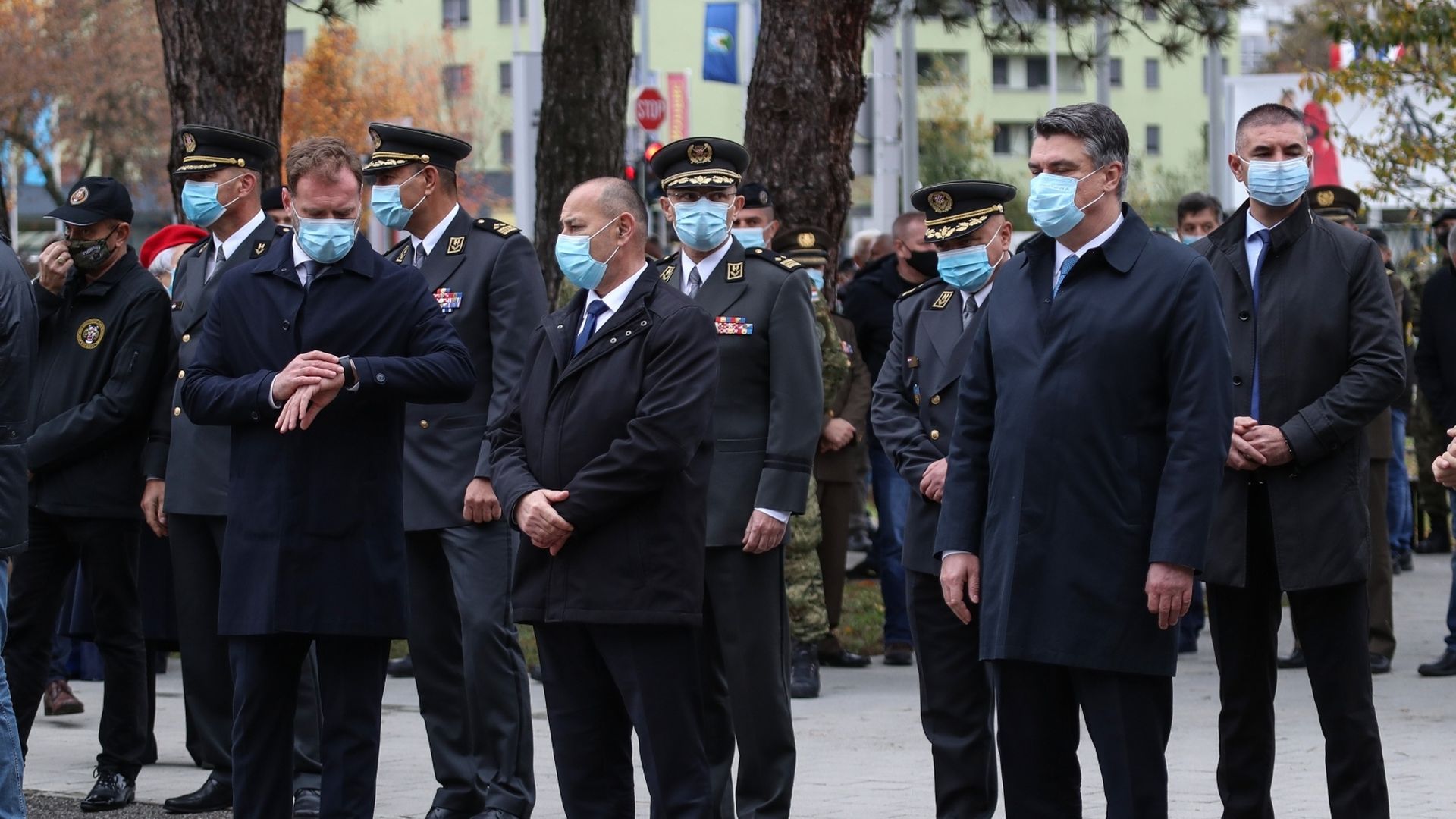 05.11.2020., Zagreb - Predsjednik RH Zoran Milanovic sudjelovao je na obiljezavanju 30. godisnjice ustrojavanja 1. Gardijske brigade Tirgrovi u vojarni  Croatia. Predsjednik Zoran Milanovic , Ministar Tomo Medved i ministar obrane Mario Banozic te clanovi udruge veterana i obitelji poginulih polozili su vijence i zapalili svijece na spomeniku za 367 poginuli pripadnika tigrova. Photo: Zeljko Lukunic/PIXSELL