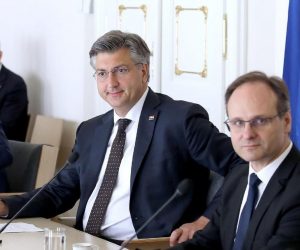 06.07.2020., Zagreb - Clanovi Vlade RH sastali su se u Banskim dvorima s clanovima Stozera za sprijecavanje sirenja koronavirusa. Ministar unutarnjih poslova Davor Bozinovic, predsjednik Vlade Andrej Plenkovic, Zvonimir Frka-Petesic Photo: Patrik Macek/PIXSELL
