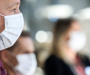 6.11.2020., Zagreb, Jelkovec - Nacionalni logisticki centar Crvenog kriza u sklopu akciju "Cuvajmo ih" dodjeljuje zastitnu opremu za 23000 starijih osoba. Dodjeljuje im se dezinficijens i zastitne maske s ciljem smanjenja rizika od zaraze koronavirusom.
Photo: Marin Tironi/Pixsell