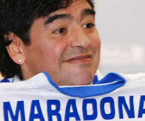 15.06.2005., Novi Vinodolski - Diego Armando Maradona bio je jedna od glavnih zvijezda teniskog spektakla Croatian Classic. Navijacka skupina Armada Maradoni je poklonila dres i sal NK Rijeke.
Photo: Zeljko Lukunic/PIXSELL
