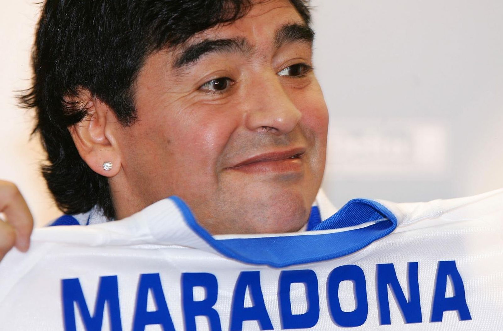 15.06.2005., Novi Vinodolski - Diego Armando Maradona bio je jedna od glavnih zvijezda teniskog spektakla Croatian Classic. Navijacka skupina Armada Maradoni je poklonila dres i sal NK Rijeke.
Photo: Zeljko Lukunic/PIXSELL