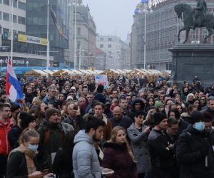 08.11.2020. Zagreb - Zapoceo je  prosvjed protiv mjera Nacionalnog stozera. Okupljanje je na Trgu kralja Tomislava u 15 sati, slijedi setnja do Trga bana Jelacica.

Photo: Emica Elvedji/PIXSELL