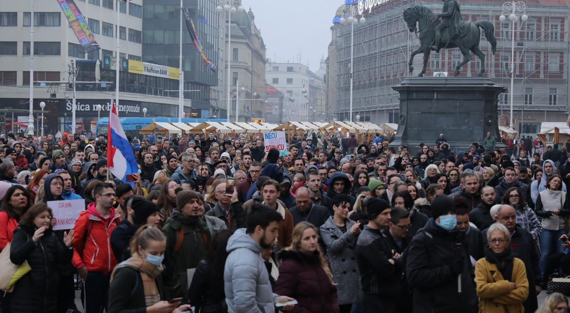 08.11.2020. Zagreb - Zapoceo je  prosvjed protiv mjera Nacionalnog stozera. Okupljanje je na Trgu kralja Tomislava u 15 sati, slijedi setnja do Trga bana Jelacica.

Photo: Emica Elvedji/PIXSELL