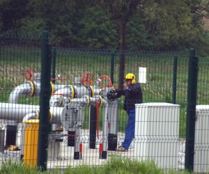 25.04.2010., Bjelovar - Panika u Zdralovima, na plinskom transportnom sustavu tvtke Plinacro sikljao plin nekoliko metara u zrak, a mjestani su bili uplaseni zbog intenzivnog pistanja koje se culo stotinama metara ukrug, te u strahu od mozebitne eksplozije, no iz tvrtke porucuju kako je rijec o bezopasnom praznjenju mreze i ispustanju plina 
Photo: Damir Spehar/PIXSELL