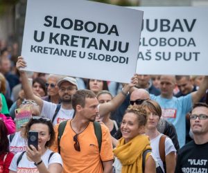 10.10.2020., Rijeka - Stotine tisuca ljudi sirom svijeta izlaze na ulice u znak neprihvacanja mjera ogranicavanja misljenja, kretanja, rada, disanja, informiranja, zivljenja. I Hrvatska je dio svijeta. Budi PROMJENA, budi dio FESTIVALA SLOBODE.Photo:Nel Pavletic/PIXSELL
