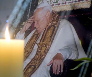 02.04.2005., Zagreb - Zagrebacka katedrala, gradjani se mole i pale svijece za preminulog papu Ivana Pavla II. Stotine lampasa ispred katedrale.
Photo: Marko Lukunic/PIXSELL