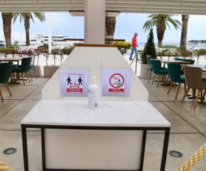 11.05.2020., Split - Splicani nakon otvorenja dijela kafica na rivi reagiraju jos sramezljivo iako ponegdje gdje postoji tradicija jutarnjeg ispijanja kave ima i vise gostiju. Photo: Ivo Cagalj/PIXSELL
