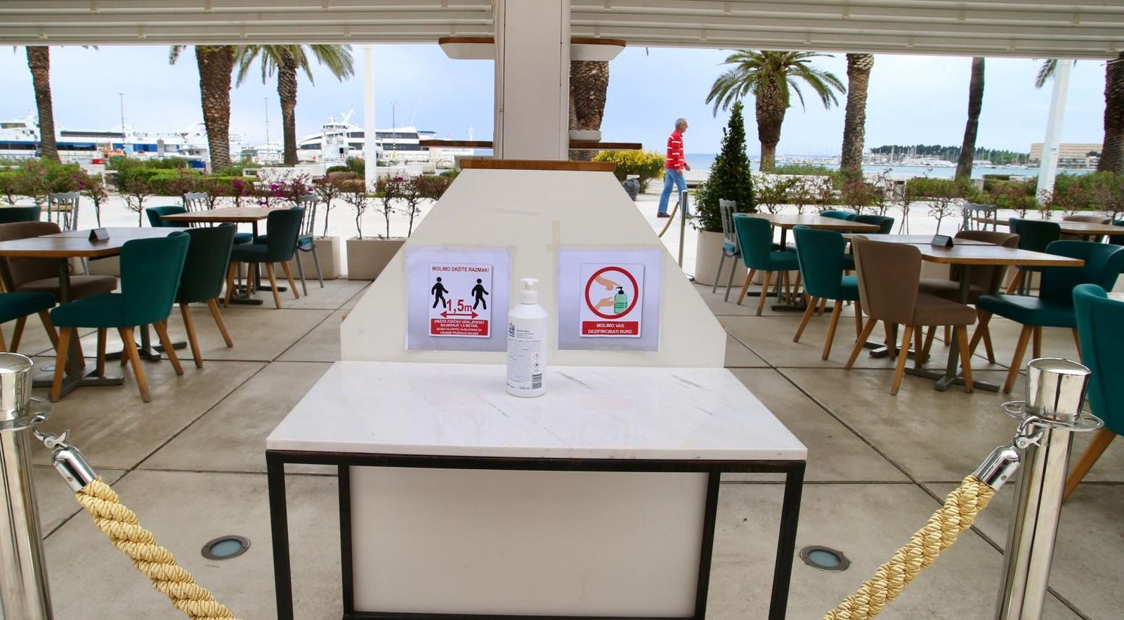 11.05.2020., Split - Splicani nakon otvorenja dijela kafica na rivi reagiraju jos sramezljivo iako ponegdje gdje postoji tradicija jutarnjeg ispijanja kave ima i vise gostiju. Photo: Ivo Cagalj/PIXSELL