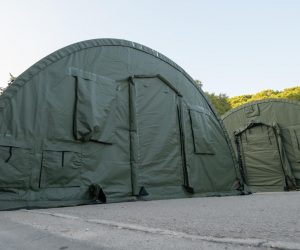 11.09.2020., Zadar - Pripadnici Zapovjednistva za potporu postavili su pred Opcom bolnicom Zadar dva satora s agregatima te lezajeve za potrebe zdravstvenog zbrinjavanja oboljelih od Covida. Photo: Dino Stanin/PIXSELL