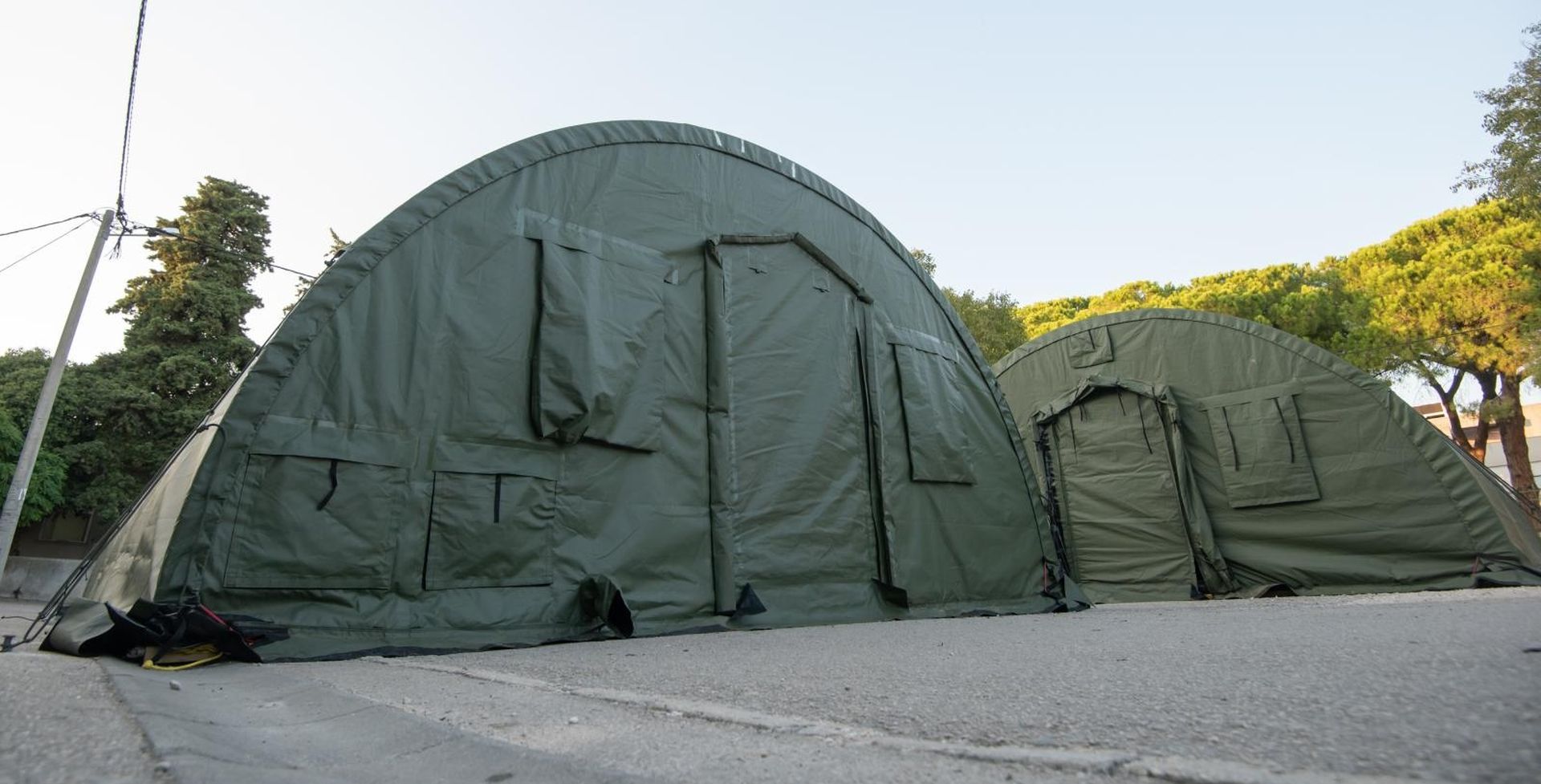 11.09.2020., Zadar - Pripadnici Zapovjednistva za potporu postavili su pred Opcom bolnicom Zadar dva satora s agregatima te lezajeve za potrebe zdravstvenog zbrinjavanja oboljelih od Covida. Photo: Dino Stanin/PIXSELL