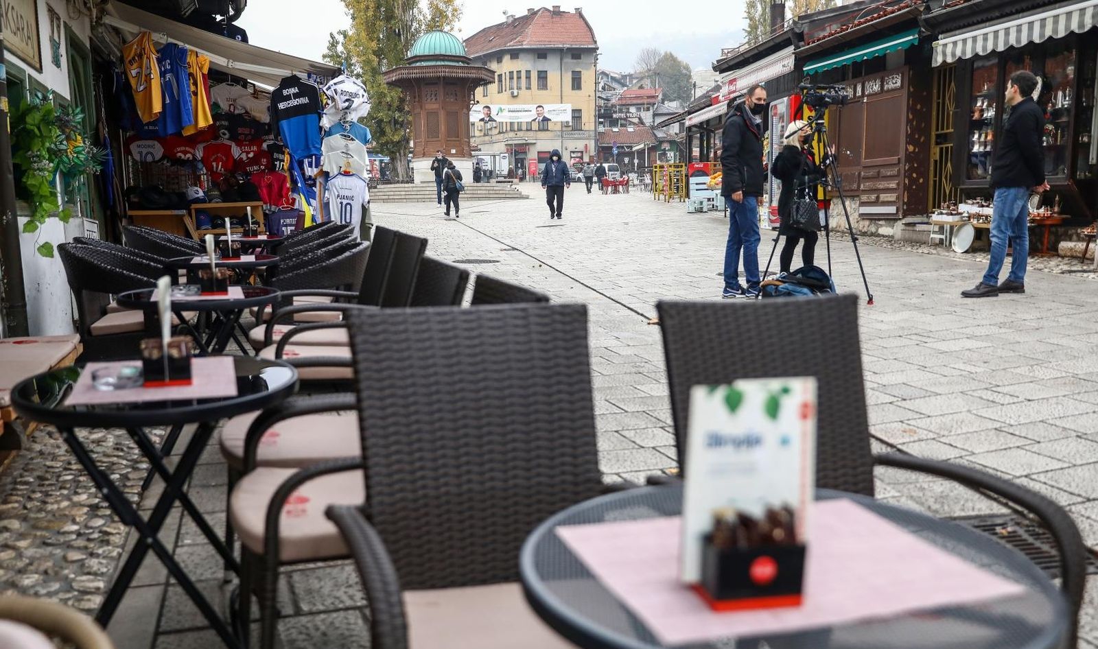 13.11.2020., Sarajevo, Bosna i Hercegovina - Terase kafica i restorana u Sarajevu su prazne zbog hladnijeg vremena i nedostatka turista zbog pandemije virusa covid-19. Photo: Armin Durgut/PIXSELL