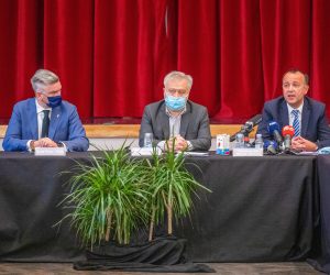 15.10.2020., Pula - U Zajednici Talijana (Circolo), potpisan je ugovor nove kreditne linije "Poduzetnik Istarska zupanija 2020".
Potpisivanju su prisustvali zamjenik zupana koji obnasa duznost zupana Istarske zupanije Fabrizio Radin, direktor Istarske razvojne agencije - IDA d.o.o. Boris Sabatti, gradonacelnici Buja, Buzeta, Labina, Novigrada, Pazina, Poreca, Pule, Rovinja i Vodnjana, te predstavnici poslovnih banaka.
Photo: Srecko Niketic/PIXSELL