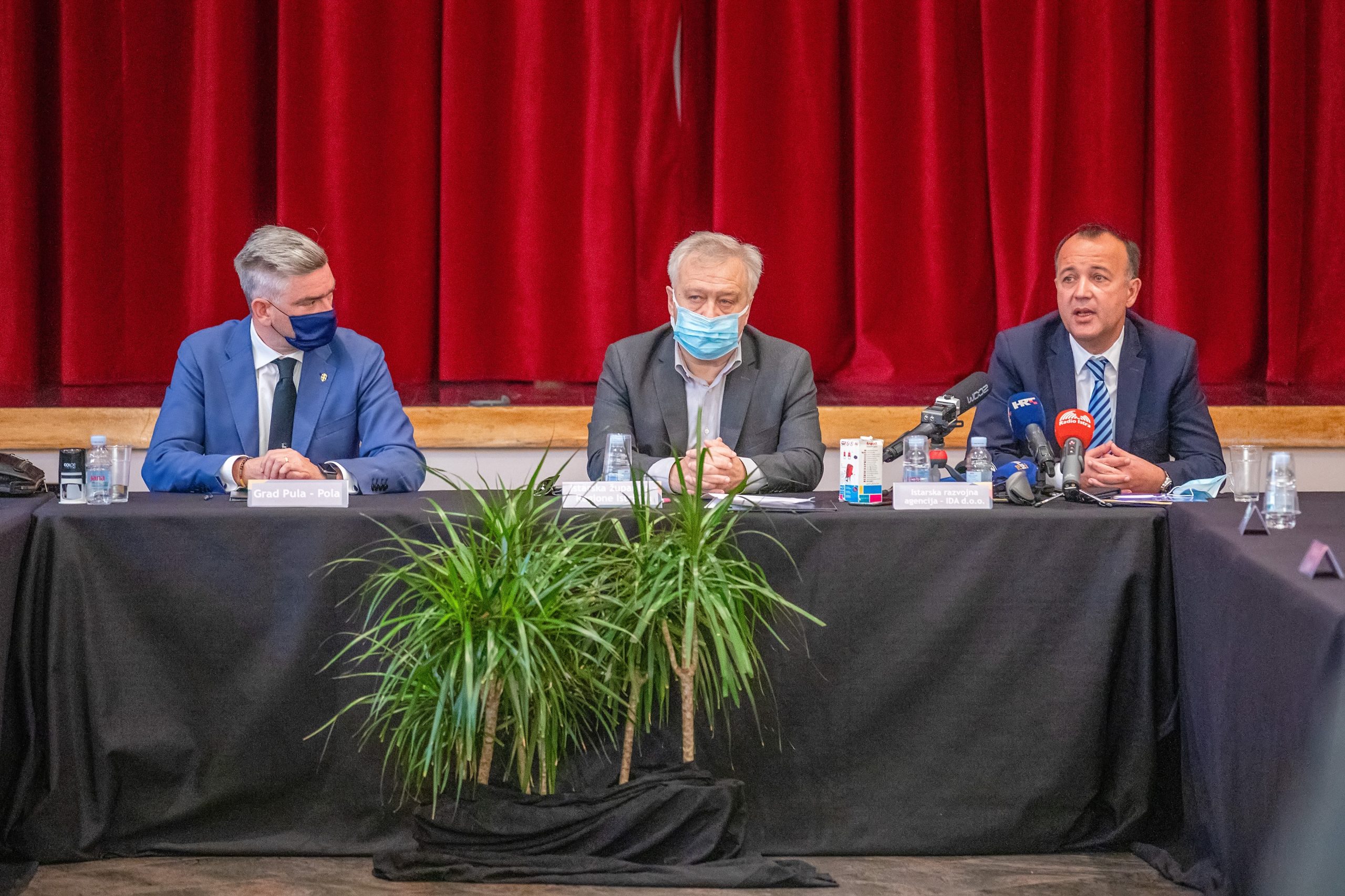 15.10.2020., Pula - U Zajednici Talijana (Circolo), potpisan je ugovor nove kreditne linije "Poduzetnik Istarska zupanija 2020".
Potpisivanju su prisustvali zamjenik zupana koji obnasa duznost zupana Istarske zupanije Fabrizio Radin, direktor Istarske razvojne agencije - IDA d.o.o. Boris Sabatti, gradonacelnici Buja, Buzeta, Labina, Novigrada, Pazina, Poreca, Pule, Rovinja i Vodnjana, te predstavnici poslovnih banaka.
Photo: Srecko Niketic/PIXSELL