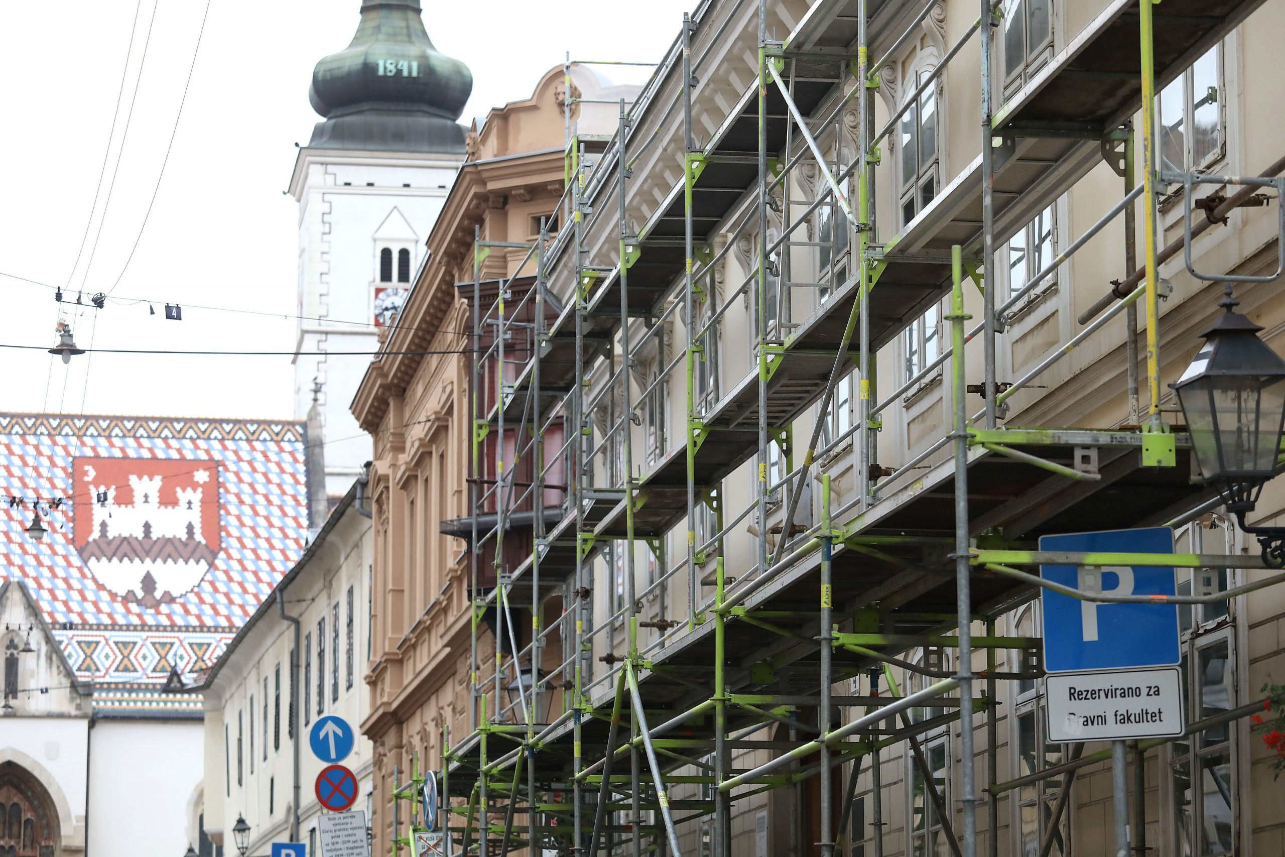 16.10.2020., Zagreb - Ne samo zbog novih ogranicenja na Trgu svetog Marka nego vecim dijelom zbog sanacije steta od potresa zagrebacki Gornji grad prolaznicima pruza potpuno drugaciju sliku od one koju ocekuju.
Skele, ograde i gradjevinski materijal jos dugo ce biti nezaobilazni motivi novih “razglednica” a povjesne jezgre Zagreba.
Photo: Patrik Macek/PIXSELL
