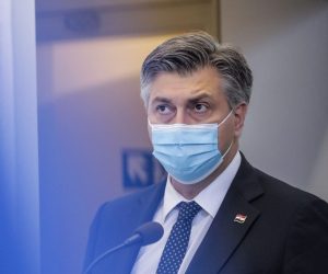 16.11.2020., Zagreb - Predsjednik Vlade Andrej Plenkovic sudjelovao na svecanom potpisivanju Ugovora o dodjeli bespovratnih sredstava za projekte koji se financiraju iz EU fondova u financijskom razdoblju 2014.-2020. za projekt Otvorene znanstvene infrastrukturne platforme za inovativne primjene u gospodarstvu i drustvu (O-ZIP)
Ugovor su potpisali, Tomislav Petric EU fondovi, Radovan Fuchs, ministar znanosti i obrazovanja i David M. Smith,  ravnatelj Instituta Rudjer Boskovic. 
Photo: Robert Anic/PIXSELL