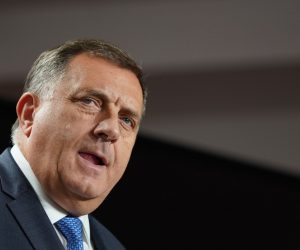 16.11.2020., Kancelarija SNSD, Banja Luka (BiH) – Milorad Dodik, predsjednik SNSD i srpski clan Predsjednistva BiH, odrzao je press konferenciju na kojoj je pokazao papir s potpisima vec formirane koalicije na nivou Banja Luke usprkos pobjedi oporbenog kandidata Draska Stanivukovica za gradonacelnika ovog grada. 
Photo: Dejan Rakita/PIXSELL