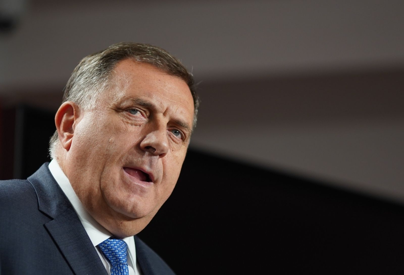 16.11.2020., Kancelarija SNSD, Banja Luka (BiH) – Milorad Dodik, predsjednik SNSD i srpski clan Predsjednistva BiH, odrzao je press konferenciju na kojoj je pokazao papir s potpisima vec formirane koalicije na nivou Banja Luke usprkos pobjedi oporbenog kandidata Draska Stanivukovica za gradonacelnika ovog grada. 
Photo: Dejan Rakita/PIXSELL