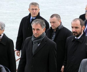 17.11.2019., Vukovar - Izaslanstva Srpskog narodnog vijeca, Udruzenja porodica "Protiv zaborava", te manjinskih srpskih vijeca polozili su vijence za stradale u ratu 1991.-1995. Izaslanstvo je polozilo vijence u Dunav a nakon toga i na  Ovcari,  te su zapalili svijece u Sabornoj crkvi svetoga Nikole. U izaslanstvu su bili predsjednik SNV-a saborski zastupnik Boris Milosevic i saborski zastupnik Milorad Pupovac.
Photo: Dubravka Petric/PIXSELL