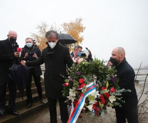 17.11.2020., Vukovar - Clanovi Srpskog narodnog vijeca Milorad Pupovac, potpredsjednik Vlade RH Boris Milosevic i izaslanik Predsjednika Vlade Srbije Veran Matic polozili vijence za poginule gradjane Vukovara srpske nacionalnosti u Dunav. 
Photo: PIXSELL