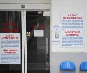 18.03.2020., Bjelovar - Ulaskom u trecu fazu borbe protiv koronavirusa bjelovarska Opca bolnica poduzela je i dodatne mjere, a to podrazumijeva zabranu bespotrebnog ulaska u zgradu Opce bolnice, dakle jedino se uzimaju hitni slucajevi koji mogu uci. Medicinska sestra na ulasku kontrolira razlog posjeta bolnici.   
Photo:Damir Spehar/PIXSELL
