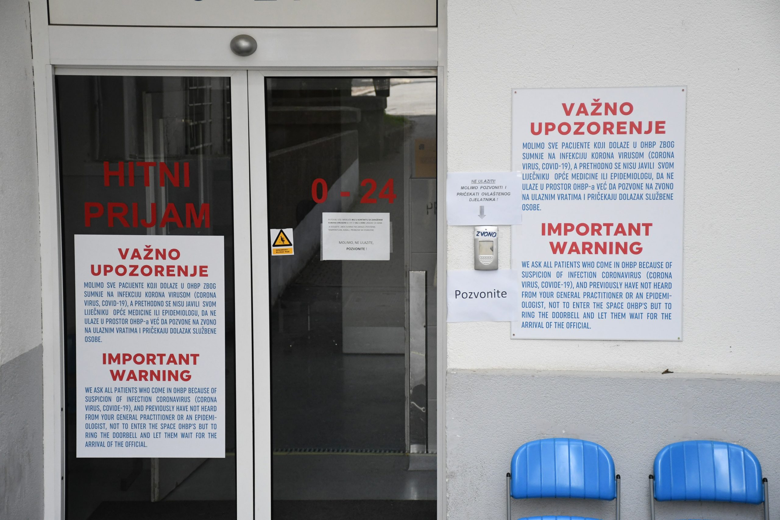 18.03.2020., Bjelovar - Ulaskom u trecu fazu borbe protiv koronavirusa bjelovarska Opca bolnica poduzela je i dodatne mjere, a to podrazumijeva zabranu bespotrebnog ulaska u zgradu Opce bolnice, dakle jedino se uzimaju hitni slucajevi koji mogu uci. Medicinska sestra na ulasku kontrolira razlog posjeta bolnici.   
Photo:Damir Spehar/PIXSELL