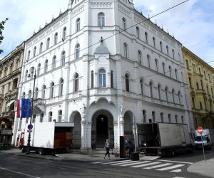 18.07.2020., Zagreb - Zgrada HBOR-a nastradala u potresu te radnici sele namjestaj iz zgrade. 
Photo: Marko Lukunic/PIXSELL