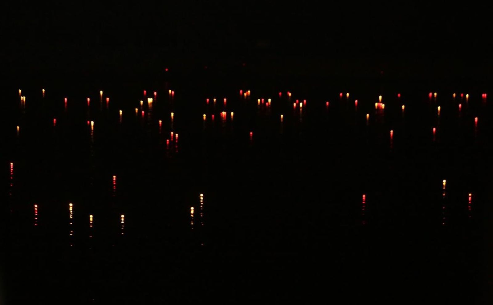 18.11.2015., Vukovar - Stotine bijelih i crvenih lampiona pusteno je niz Dunav u spomen na poginule i nestale hrvatske branitelje i civile u obrani Vukovara 1991. Svjetlosna rijeka sjecanja projekt je autora Zeljka Kovacica koji provodi Gradski muzej Vukovar u okviru obiljezavanja Dana sjecanja na zrtvu Vukovara 1991. 
Photo: Grgur Zucko/PIXSELL