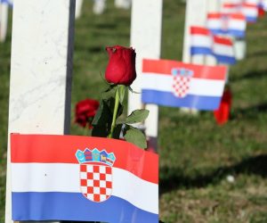 18.11.2019., Vukovar - Dan sjecanja na zrtvu Vukovara 1991.-2019. Kolonom sjecanja od vukovarske bolnice do memorijalnog groblja odaje se pocast Gradu Heroju, njegovoj zrtvi i stanovnicima tog grada. U Koloni sjecanja sudjelovali su hrvatski branitelji s clanovima obitelji poginulih, ubijenih i zatocenih branitelja, drzavni vrh i brojni gradjani. Photo: Emica Elvedji/PIXSELL