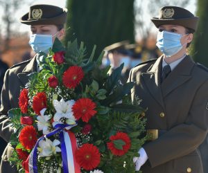 18.11.2020., Skabrnja - Polaganjem vijenaca i paljenjem svijeca kod Sredisnjeg kriza na mjesnom groblju obiljezena je obljetnica stradavanja branitelja i civila u Skabrnji. 
Photo: Dino Stanin/PIXSELL