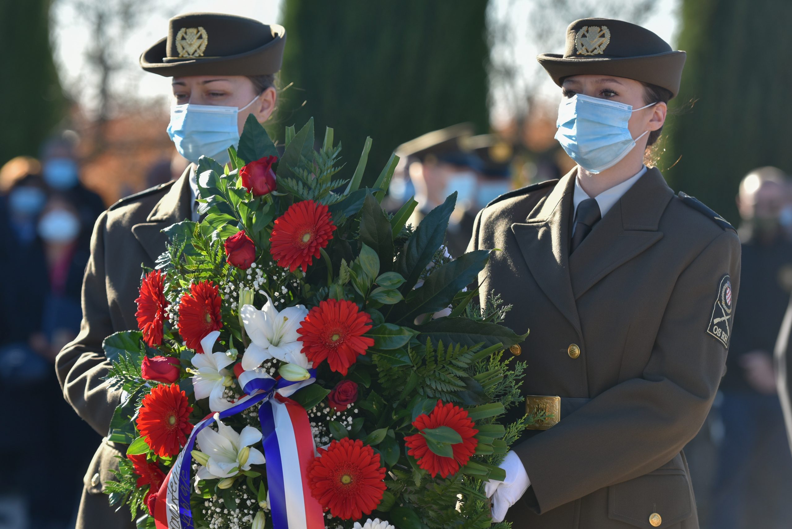 18.11.2020., Skabrnja - Polaganjem vijenaca i paljenjem svijeca kod Sredisnjeg kriza na mjesnom groblju obiljezena je obljetnica stradavanja branitelja i civila u Skabrnji. 
Photo: Dino Stanin/PIXSELL