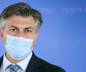 20.11.2020., Zagreb - Predsjednik Vlade Andrej Plenkovic dao je izjavu za medije nakon sastanka parlamentarne vecine u Nacionalnoj i sveucilisnoj knjiznici te se osvrnuo na uvodjenje novih mjera zbog lose epidemioloske situacije u Hrvatskoj. Photo: Igor Soban/PIXSELL