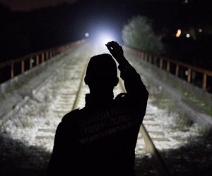 22.10.2020., Zvornik, Bosna i Hercegovina - Rijeka Drina prirodna je granica izmedju BiH i Srbije, takodjer i posljednja rijeka koju migranti moraju prijeci kako bi se domogli BiH, a kasnije Hrvatske i EU. U Zvorniku i regiji granicna policija pokriva oko 130 km granice, a po sistematizaciji GPBiH trenutno nedostaje vise od 300 policijskih sluzbenika za obavljanje redovnih aktivnosti u nadzoru granice i cak 1300 policijskih sluzbenika kako bi se adekvatno odgovorilo na zastitu granice u migrantskoj krizi. S ciljem nadilazenja problema kadrovske ne popunjenosti, kontinuirano se kao ispomoc GPBiH angaziraju policijski sluzbenici Direkcije za koordinaciju policijskih tijela BiH i Drzavne agencije za istrage i zastitu BiH, te Ministarsvo unutrasnjih poslova Republike Srpske. Prema podaci IOM-a u BiH je ove godine uslo 13,350 migranata, a prema podacima GPBiH, oni su odvratili 10,449 migranata i otkrili 35 kaznenih djela "krijumcarenje ljudi". S dolaskom jeseni, tranzit migranata iz Srbije u BiH je sve manji zbog hladnog vremena i visokog vodostaja Drine, ali migranti se vracaju u Srbiju, zbog boljih prihvatnih centara. Policija kontrolira zeljeznicki most, jedinu kopnenu granica sa Srbijom u ovoj regiji (osim granicnog prijelaza) na kojoj migranti pokusavaju ilegalno prijeci granicu. Photo: Armin Durgut/PIXSELL