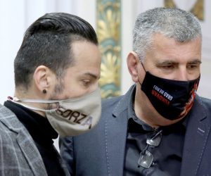 24.11.2020., Zagreb - Vec drugi dan zastupnici se na saborskoj sjednici bave amandmanima podnesenim na proracun za 2021. godinu. Zastitne maske sa porukama ceste su u Saboru, ali upucena poruka znatno lakse dolazi do javnosti ako poput zastupnika Mire Bulja istu ne nosite napako.
Photo: Patrik Macek/PIXSELL