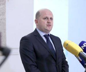 26.10.2020., Zagreb - U Saboru je pocela tematska sjednica Odbora za zdravstvo o dugovima drzave prema veledrogerijama. Zastupnik Ivan Celic komentirao je prije sjednice stanje u zdravstvu. Photo: Patrik Macek/PIXSELL