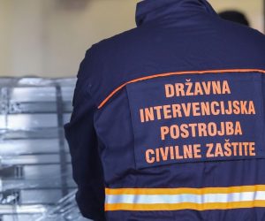 26.10.2020., Zagreb - Clanovi civilne zastite postavljaju krevete za oboljele od covida-19 u dvorani Arene Zagreb. Photo: Luka Stanzl/PIXSELL